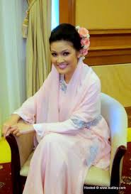 Dr sheikh muszaphar timang anak kembar di hari lahir. Gambar Dr Sheikh Muszaphar Dr Halina Bertunang Sensasi Selebriti