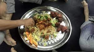 Kurma dihidangkan terlebih dahulu sebagai pemanis mulut. Tradisi Makan Dengan Wadah Talam Saat Pesta Batak