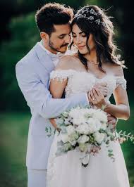 Oyuncu deniz baysal, geçtiğimiz yıl kolpa grubunun solisti barış yurtçu ile nikah masasına oturmuş, mutlu çiftin düğünleri uzun süre konuşulmuştu. Deniz Baysal Kolpa Nin Solisti Baris Yurtcu Ile Evlendi Gelinlik Co