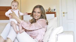 Moderatorin julia scharf berichtete im rahmen der sportschau der ard über den fortnite world cup und sorgte mit einem haltlosen vorurteil gegenüber. Tv Moderatorin Julia Scharf Morgen Ist Mama Wieder Im Fernsehen Fussball Bild De