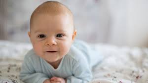 bauchlage warum sie wichtig fur dein baby ist und manchmal gefahrlich in 2021 baby fordern entwicklungsschub baby baby