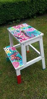 ikea trapje beschilderd met acrylstiften www gabriellekreatief nl painted furniture painted chairs colorful stools