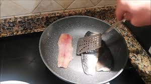 Crostacei o farine di essi che ne colorano le carni. Filetto Di Trota Al Limone In Padella Ricetta Facilissima Youtube