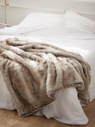 on donne du style a son interieur en y ajoutant de la fourrure chic et chaleureuse plus vrai que vrai le plaid imitation blanket faux fur blanket fur blanket