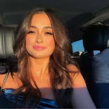 Selina Hunter's Instagram, Twitter & Facebook