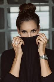 Daniela ruah passe son enfance et une partie de son adolescence au portugal où elle commence sa carrière télévisuelle en 2000, dans jardins proibidos, puis enchaîne les rôles dans les télénovelas. Daniela Ruah O Tempo Tem O Seu Proprio Feitio Revista Turbilhao
