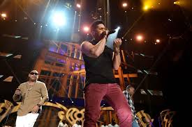 Chyno miranda (born november 15, 1984) is famous for being pop singer. Chyno Miranda Publica Video De Su Larga Recuperacion Luego De Tener Complicaciones Por Covid 19