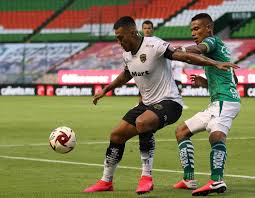 William tesillo (l) of leon and andres uribe (r) of america compete for the ball during the 6th round match between leon and america as part of the torneo apertura 2018 liga mx at leon stadium on august 22, 2018 in leon, mexico. El Partido Con El Que Russo Quedo Enamorado De Tesillo El Central Que Busca Boca