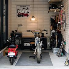 バイク専用のガレージ kさんの趣味でバイクいじりや自転車のメンテナンスができる専用スペースを用意 室内から行き来が出来るように設けた窓からの眺めもお気に入りのひとつ ヘーベルハウス 建築実例 ヘーベリアン クロスフロア スキップフ ガレージの