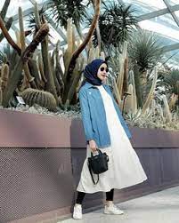 Kaftan adalah baju muslimah yang lebar dan terkesan seperti jubah dengan hiasan renda atau selain dapat menambah gaya pemakai jilbab, ciput juga memiliki fungsi untuk mempertegas bentuk banyak muslimah yang berpendapat bahwa celana yang terlalu ketat seperti legging dan jeans. 900 Ide Inspirasi Pakaian Hijab Di 2021 Inspirasi Pakaian Pakaian Model Pakaian Hijab
