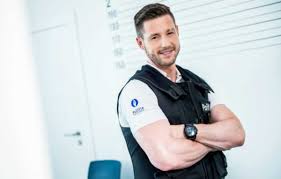 Henny seroeyen | find out more about me on my personal website facebook.com/hennyseroeyen instagram.com/hennyseroeyen twitter.com/hennyseroeyen. Ontslagen Buurtpolitie Acteur Henny Seroeyen Krijgt Zeer Bittere Pil Te Slikken Dit Is Er Gebeurd Showbizz 24