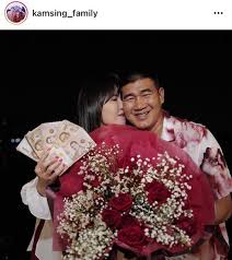เบส รักษ์วนีย์ เป็นลูกสาวสุดที่รักของคุณพ่อ สมรักษ์ คำสิงห์ อดีตนักชกเหรียญทองโอลิมปิก เจ้าของวลีเด็ด ไม่ได้โม้ เกิดเมื่อวันที่ 28 พฤษภาคม. Wcffvgmpb4r4xm