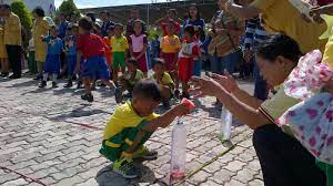 Silahkan datang ke tempat kami untuk isi ulang air dalam galon. Video Murid Tk Ikut Lomba Isi Air Dalam Botol Pos Kupang