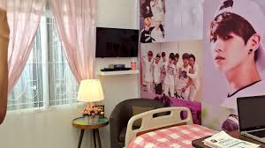 Saking fansnya para army ini mendesain kamar ala kpopers bertema bts denga menempelkan hampir seluruh ruangan kamar tidur. Inspirasi Desain Kamar Army Bts