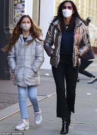 The couple — who share daughter krishna — were spotted at coco pazzo on monday, and an onlooker told us: Padma Lakshmi Goes For A Walk In New York With Her Daughter Krishna 11 London News Time