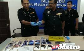 Polis menahan sepasang suami isteri, selepas menemui dadah jenis heroin dan methamphetamine bernilai lebih rm 110000 di. Suami Isteri Jadi Pengedar Dadah