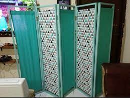 Seperti halnya seni kerajinan tangan lainnya, kerajinan dari kayu juga semakin banyak pilihan, dari yang mudah dibuat hingga kerajinan yang selain menjadi tempat tidur, palet kayu bekas juga dapat disulap menjadi furnitur lainnya, seperti sofa, tempat tanaman, sekat ruangan, dan masih banyak lagi. Partisi Sekat Kayu Pembatas Ruangan Perabotan Rumah Di Carousell