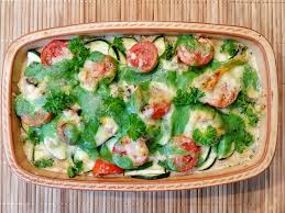 Versate sul fondo di una pirofila qualche cucchiaio di besciamella. Zucchine Al Forno Con Besciamella Cremose E Saporite Food Blog