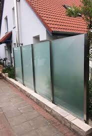 Sichtschutz Densa Mit Anbringung Auf Mauer Und Schragschnitt Glaszaun Sichtschutz Garten Sichtschutz Terrasse Glas