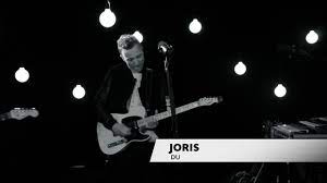 Von tag eins zusammengekettet hatt' ich nie eine wahl dein impulsives wesen manchmal glück, manchmal qual du gibst dich unbetont einfach dann wieder so kompliziert und so oft ich's auch. Joris Du Hey Hey Hey Live 1live Session Youtube