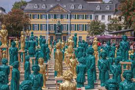 Aus der ehe zwischen ihm und seiner frau maria magdalena gingen sieben kinder hervor, allerdings starben vier davon bereits im säuglingsalter. Am 17 Mai Wurde Die Spektakulare Beethoven Installation Burger Fur Beethoven