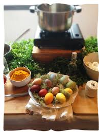 Cateva sfaturi inainte de a vopsi ouale de pasti pentru a vopsi ouale de pasti in nuante de portocaliu vom folosi un pumn de frunze de ceapa rosie sau ceapa alba. 10 Retete De Vopsea Naturala Pentru Ouale De Paste