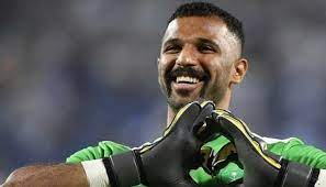 بزغ نجمه في موسم 2014/2015 بنادي الشباب السعودي بعد إصابة الحارس وليد عبد الله أمام نفط طهران في البطولة الآسيوية. Ù…Ø­Ù…Ø¯ Ø§Ù„Ø¹ÙˆÙŠØ³ ÙŠØ³ØªÙ†Ø¬Ø¯ Ø¨Ø§Ù„Ø¬Ù…Ø§Ù‡ÙŠØ± Ø§Ù„Ø³Ø¹ÙˆØ¯ÙŠØ© Ù„Ù„ÙÙˆØ² Ø¹Ù„Ù‰ Ø³Ù†ØºØ§ÙÙˆØ±Ø©