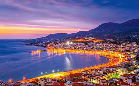 Samos is a greek island in the eastern aegean sea, south of chios, north of patmos and the dodecanese, and off the coast of western turkey,. Exete Skeftei Na Pate Diakopes Sthn Samo