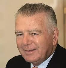 Economistas ponen énfasis en la crisis política que condiciona las  decisiones económicas