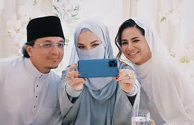Beliau dilahirkan sebagai noor neelofa binti mohd noor pada 10 februari 1989 di pasir mas, kelantan. Masing Masing Dah Matang Tahu Apa Pasangan Inginkan Noor Nabila Engku Emran Berkenalan Ogos Tahun Lalu Kongsi Minat Berbasikal Hiburan Mstar