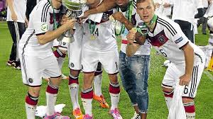 Die große familie des fc bayern wird um ein mitglied wachsen. Rottweil Oma Marianne Macht La Ola Fussball Schwarzwalder Bote