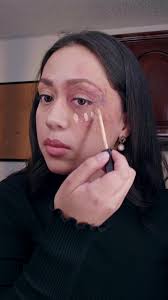Cómo ocultar un moretón en el ojo con maquillaje