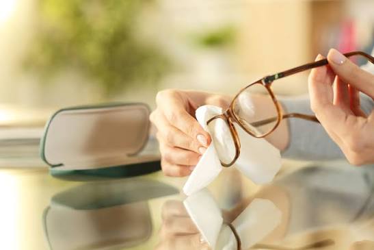 Những lưu ý giúp bạn bảo quản gọng kính tốt hơn – Kính mắt Zay
