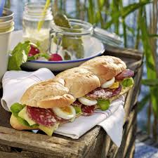 Sandwich A La Saucisse Seche Une Baguette Garnie De Saucisse Seche De Fromage De Montagne D œuf De Mayonnaise Et De Moutarde Est Un Copieux Sandwich Ideal