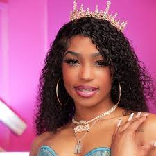 Mariah Wells's Instagram, Twitter & Facebook