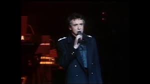En 2018, michel sardou, l'artiste aux 100 millions de disques vendus a dit adieu à la chanson, mais ses refrains entraînent encore le public. Michel Sardou En Chantant Concert 85 22 Mars 2019 Youtube