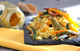 Si incorporano gli ingredienti e, a fine cottura, si completa con la mantecatura impiegando un poco di burro e parmigiano. Riso Al Curry Con Verdure Alla Piastra Stagioni Nel Piatto
