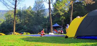 Hanya perlu berkendara sekitar 2 jam, kamu pun bisa merasakan sensasi berkemah mewah dengan dikelilingi alam yang asri dan udara yang sejuk bebas polusi. Tempat Camping Di Puncak Bogor Highland Camp Curug Panjang