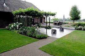 een prachtig grote landelijke tuin met een enorme vijver en natuurlijke waterloopjes het grote oppervlakte van het erf is zo i tuin ideeen tuin tuin en terras