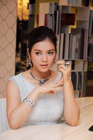 Lý nhã kỳ đã khoác lên người cây hàng hiệu bao gồm váy, kim cương, đồng hồ, ví da ước tính lên tới 12 tỷ đồng. Top 10 Nhan Váº­t ChÆ¡i Há»‡ Kim CÆ°Æ¡ng Khá»§ng Nháº¥t Viá»‡t Nam Top10az