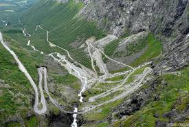 Auf 700 m höhe befindet sich eine aussichtsplattform, von der aus man einen hervorragenden blick auf die sich steil hinabschlängelnde straße und den stigfossen hat. Trollstigen
