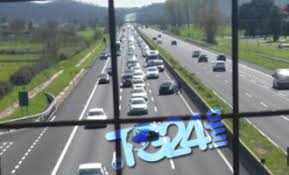 Un importante incidente sull'a1, in cui si contano vittime, sta paralizzando il traffico dividendo l'italia in due. Autostrada Tg24 Info