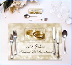 Die ostertorte steht, teller, blumen und kerzen sind platziert und doch fehlt noch etwas. Tischset Goldhochzeit Klassisch Gold