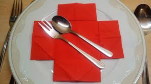 Um den fisch zu falten haben wir eine duni dunilin serviette verwendet und anschließend mit einer japan serviette verschönert. Servietten Falten Kreuz Basteln Diy Und Deko Ideen Youtube