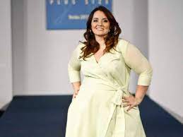 Renata Celidonio e famosas desfilam em evento de moda plus size