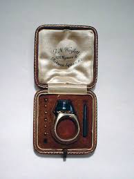 女性の護身用に1870年に作られたものらしく r m waylett 126 wigmore st portman square london w 1 と書いてあります シリンダーの ピストル 護身 スパイ道具