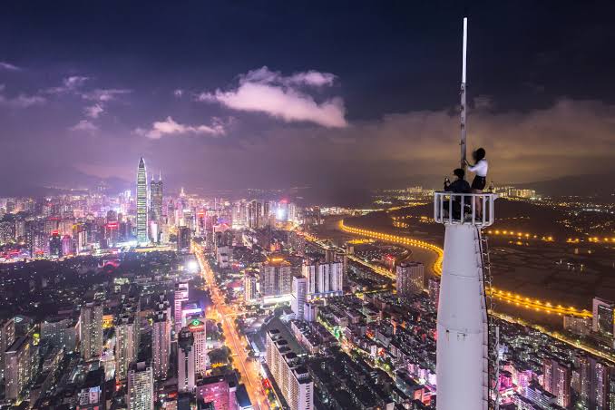 Imagem de uma cidade a noite