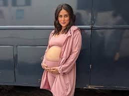See more ideas about kareena kapoor, kareena kapoor khan, bollywood fashion. Kareena Kapoor Khan Posts Baby Bump Selfie From Set Bollywood Gulf News
