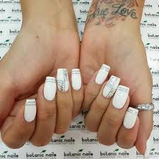 Jak akrylové nehty, tak gelové, jsou sice náhražkou pro naše přírodní nehty, každé z nich ale mají … Nehty Gelove Fotografie