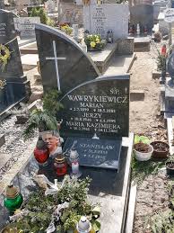 Ve věku 75 let zemřel herec miroslav kaman, který se nejvíce proslavil rolí policisty ve filmové komedii pelíšky. File Grob Stanislawa Wawrykiewicza Jpg Wikimedia Commons